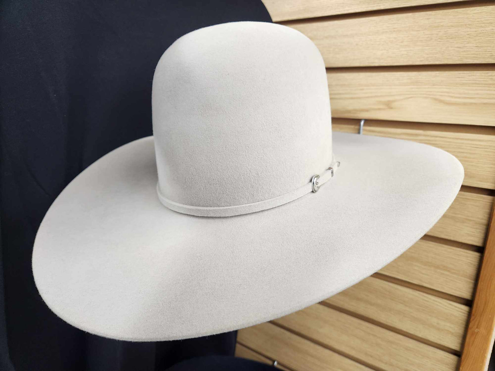 open crown hat with a silverbelly band and a brim width of 4 1/2 inches