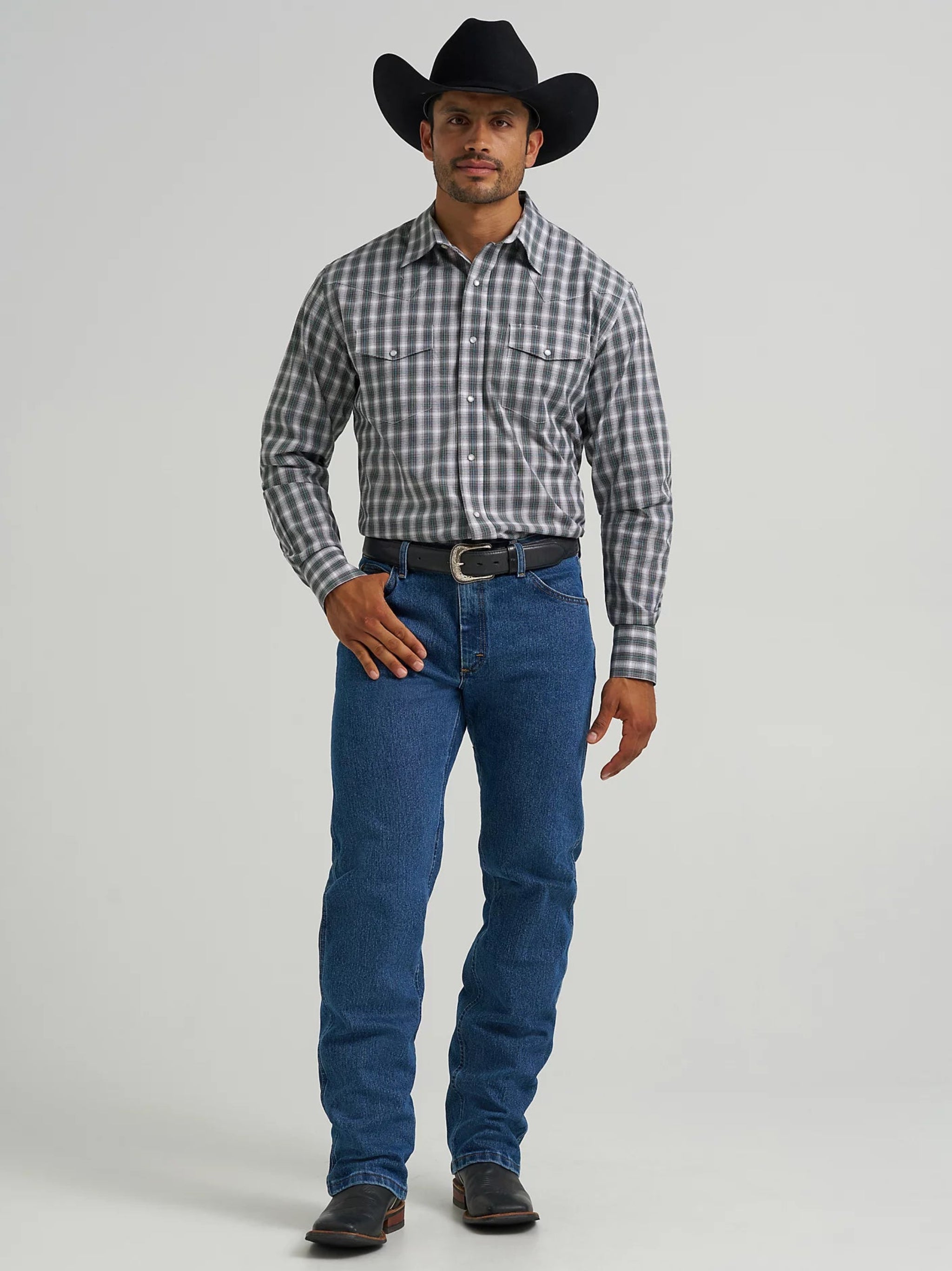 Mens  Wrangler Shirt with a Classic Fit
Long Sleeve with Snaps
with a plaid pattern and a Smocky sea color