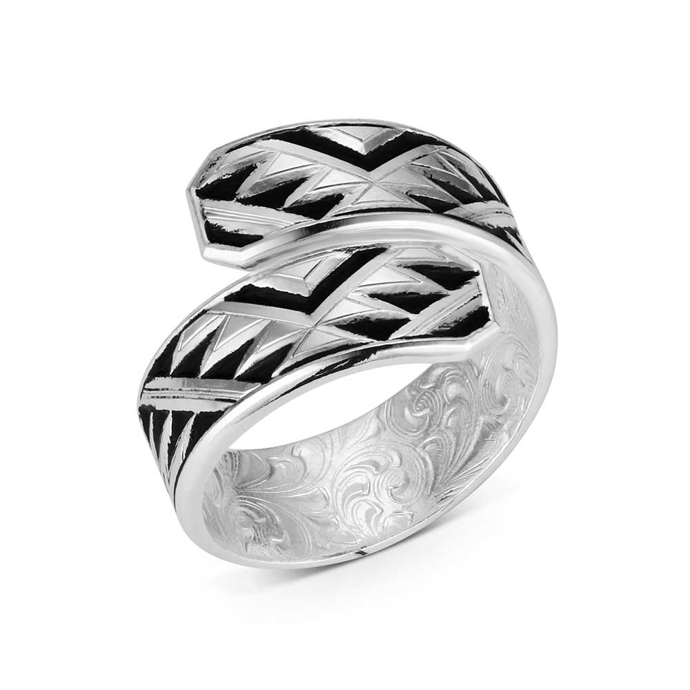 Silver ring with geometric pattern 